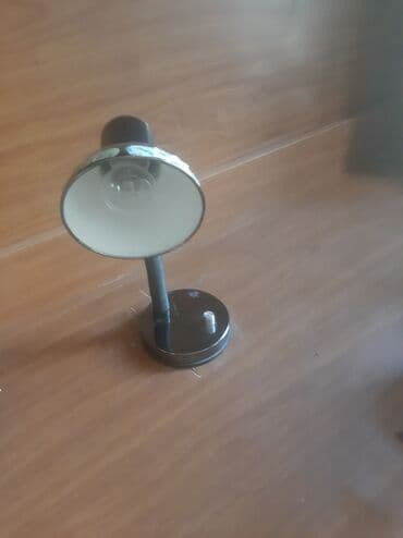 Bu masaüstü lampası çevik qolu sayəsində işıq istiqamətini tənzimləmək lalafo.az -da Bu masaüstü lampası çevik qolu sayəsində işıq istiqamətini tənzimləmək