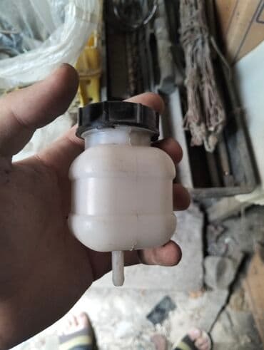 Avtomobil üçün hidravlik/əyləc mayesi üçün kiçik plastik rezervuar - lalafo.az -da Avtomobil üçün hidravlik/əyləc mayesi üçün kiçik plastik rezervuar -
