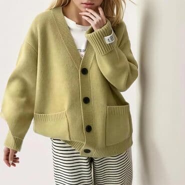 Qadınlar üçün oversize kardiqan - Model: V-yaxa, ön tərəfdən iri lalafo.az -da Qadınlar üçün oversize kardiqan - Model: V-yaxa, ön tərəfdən iri