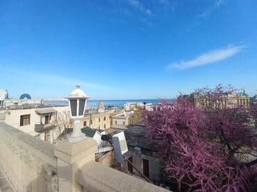 Mənzərəli terraslı hostelin otaqları - Şəhər mərkəzində, dəniz və lalafo.az -da Mənzərəli terraslı hostelin otaqları - Şəhər mərkəzində, dəniz və