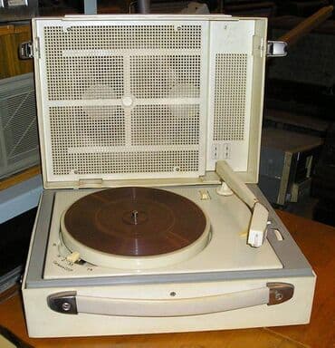 Elektrofon, SSRİ istehsalıdır, üstündə 2 ədəd plastinka da hədiyyə lalafo.az -da Elektrofon, SSRİ istehsalıdır, üstündə 2 ədəd plastinka da hədiyyə