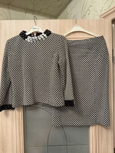 Zərif iki hissəli dəst – bluz və ətək 2-3 dəfə geyinilib baha alınıb lalafo.az -da Zərif iki hissəli dəst – bluz və ətək 2-3 dəfə geyinilib baha alınıb