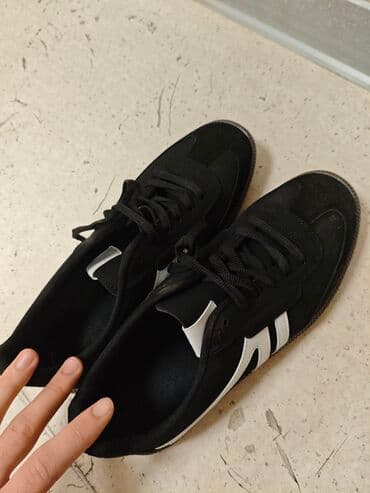 Unisex gündəlik idman ayaqqabısı - Rəng: qara, ağ zolaqlı detallarla lalafo.az -da Unisex gündəlik idman ayaqqabısı - Rəng: qara, ağ zolaqlı detallarla