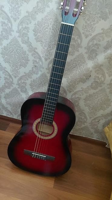 Klassik akustik gitara – 4/4 tam ölçü. Qırmızı-bordo rəng keçişli at lalafo.az Klassik akustik gitara – 4/4 tam ölçü. Qırmızı-bordo rəng keçişli