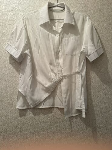 Ağ rəngli qısaqol köynək/bluz. - Klassik yaxalıq və ön hissədə düyməli lalafo.az -da Ağ rəngli qısaqol köynək/bluz. - Klassik yaxalıq və ön hissədə düyməli