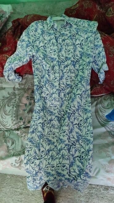 Uzun, düyməli qadın köynək/kimono tərzli üst geyimi. - Naxış: ağ fon lalafo.az -da Uzun, düyməli qadın köynək/kimono tərzli üst geyimi. - Naxış: ağ fon