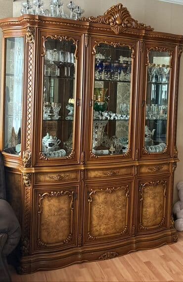 Klassik üslubda vitrindən ibarət mebel dəsti - Tərkibi: 1 böyük lalafo.az -da Klassik üslubda vitrindən ibarət mebel dəsti - Tərkibi: 1 böyük