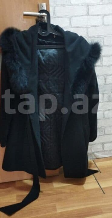 Qadın qış plaşı – qara rəng - Model: Kəmərli, kapüşonlu - Detal lalafo.az -da Qadın qış plaşı – qara rəng - Model: Kəmərli, kapüşonlu - Detal