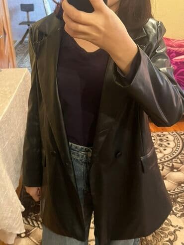 Qadın üçün qara rəngli dəri effektili oversize blazer - Material lalafo.az -da Qadın üçün qara rəngli dəri effektili oversize blazer - Material