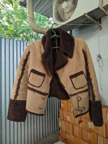 Qadınlar üçün qısa şeerlik/deri effektli kürk yaxalıq gödəkçə. - lalafo.az -da Qadınlar üçün qısa şeerlik/deri effektli kürk yaxalıq gödəkçə. -