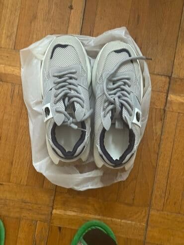 Böyük ölçüdə, boz rəng palitrasında idman üslublu krossovkalar lalafo.az -da Böyük ölçüdə, boz rəng palitrasında idman üslublu krossovkalar