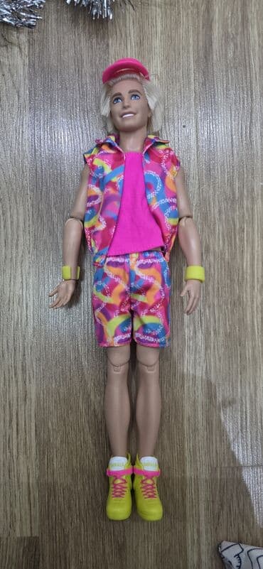 Ken tərzində kişi kuklası – parlaq yay geyimi dəsti ilə. Ryan Gosling lalafo.az -da Ken tərzində kişi kuklası – parlaq yay geyimi dəsti ilə. Ryan Gosling