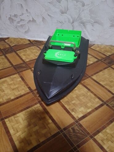 Balıq yemini daşıyan radiouzaqdanidarə olunan qayıq - Korpus: qara lalafo.az -da Balıq yemini daşıyan radiouzaqdanidarə olunan qayıq - Korpus: qara