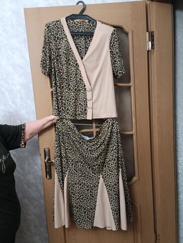 İki hissəli qadın dəsti – bluz və ətək - Üst hissə: qısaqoll, V-yaxa lalafo.az -da İki hissəli qadın dəsti – bluz və ətək - Üst hissə: qısaqoll, V-yaxa