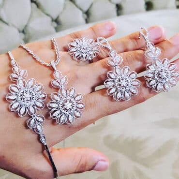 Dəstə daxildir: Üzük, Sırğa, Bilərzik, Ağ qızıl, 750 Əyar, 2705 g lalafo.az -da Dəstə daxildir: Üzük, Sırğa, Bilərzik, Ağ qızıl, 750 Əyar, 2705 g