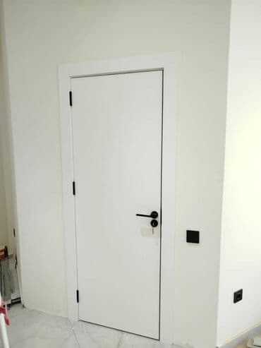 Ağ rəngdə daxili otaq qapısı - Minimalist dizayn: hamar, düz səth və lalafo.az -da Ağ rəngdə daxili otaq qapısı - Minimalist dizayn: hamar, düz səth və