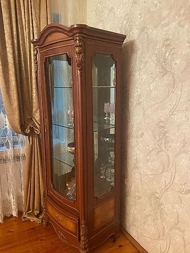Klassik üslubda vitrin şkaf - Material: ağac karkas, şüşə qapı və yan at lalafo.az Klassik üslubda vitrin şkaf - Material: ağac karkas, şüşə qapı və yan