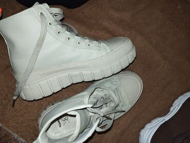 Ağ-boz rəngdə uniseks yüksək boğazlı krossovkalar - Siluet: hightop lalafo.az -da Ağ-boz rəngdə uniseks yüksək boğazlı krossovkalar - Siluet: hightop