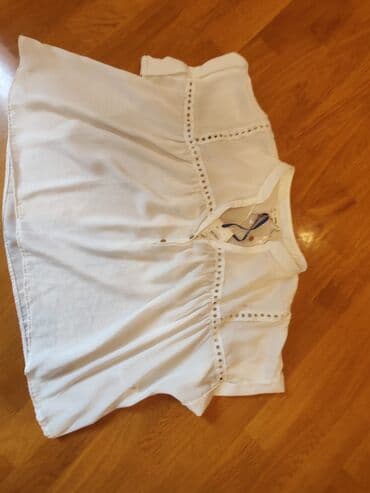 Ağ rəngli, qısaqol qadın bluzası. Bluzanın yaxası V formalıdır və lalafo.az -da Ağ rəngli, qısaqol qadın bluzası. Bluzanın yaxası V formalıdır və