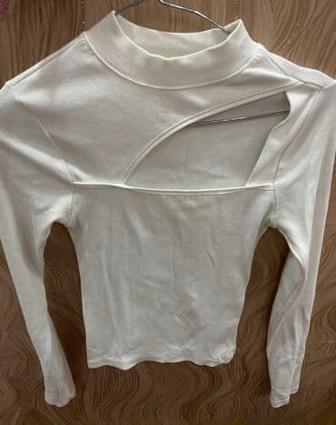 Ağ rəngli qadın bluzası – uzun qollu, elastik trikotaj parça. Yaxası lalafo.az -da Ağ rəngli qadın bluzası – uzun qollu, elastik trikotaj parça. Yaxası