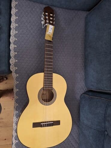 Klassik akustik gitara – Cort - Marka: Cort (etiket üzərində görünür) lalafo.az -da Klassik akustik gitara – Cort - Marka: Cort (etiket üzərində görünür)
