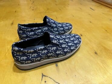 Göy rəngli, üstü naxışlı kişi ayaqqabisi 1 defe geyilib dior 80 azn lalafo.az -da Göy rəngli, üstü naxışlı kişi ayaqqabisi 1 defe geyilib dior 80 azn