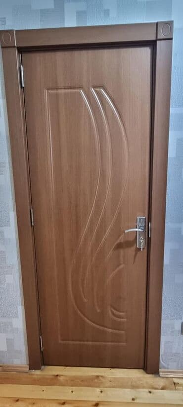 Qəhvəyi rəngdə, taxtadan hazırlanmış, üzərində dizaynı olan qapı. Ev lalafo.az -da Qəhvəyi rəngdə, taxtadan hazırlanmış, üzərində dizaynı olan qapı. Ev