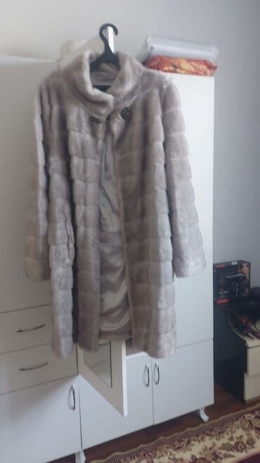 Zərif boz rəngdə, dizə qədər uzunluqda süni kürk palto. - Yumuşaq lalafo.az -da Zərif boz rəngdə, dizə qədər uzunluqda süni kürk palto. - Yumuşaq