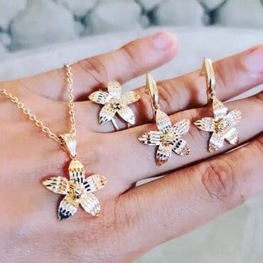 Dəstə daxildir: Üzük, Sırğa, Sep, Pandora, Sarı qızıl, 585 Əyar, 642 g lalafo.az -da — 1 Dəstə daxildir: Üzük, Sırğa, Sep, Pandora, Sarı qızıl, 585 Əyar, 642 g — 1