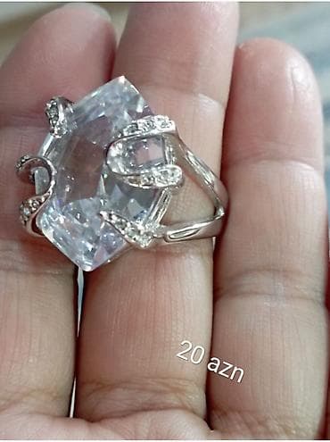 Gümüş rəngli qadın üzüyü - Böyük, çoxüzlü şəffaf daş (kristal/zirkon lalafo.az -da Gümüş rəngli qadın üzüyü - Böyük, çoxüzlü şəffaf daş (kristal/zirkon