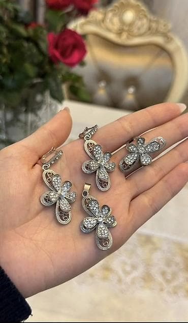 Dəstə daxildir: Üzük, Sırğa, Kulon, Gümüş lalafo.az -da Dəstə daxildir: Üzük, Sırğa, Kulon, Gümüş