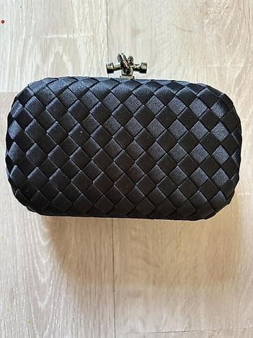 Bottega Veneta Knot minaudière – qara rəng - Material: parlaq satinə at lalafo.az Bottega Veneta Knot minaudière – qara rəng - Material: parlaq satinə