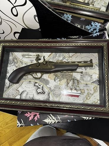 Dekorativ “köhnə üslublu tapança” vitrin kompozisiyası - Çərçivəli lalafo.az -da Dekorativ “köhnə üslublu tapança” vitrin kompozisiyası - Çərçivəli