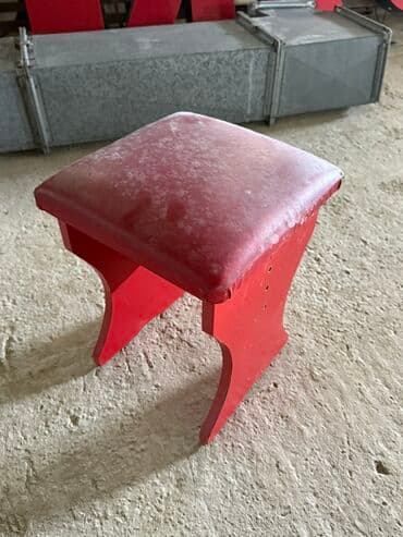 Qırmızı taburet/oturacaq - Material: taxta gövdə, yumşaq süngərli və lalafo.az -da Qırmızı taburet/oturacaq - Material: taxta gövdə, yumşaq süngərli və