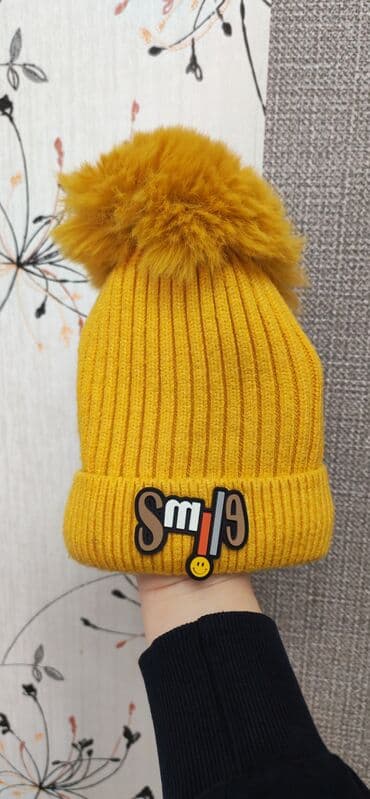 Toxunma şapka – xardal-sarı rəngdə, iri pomponlu. - Material: yumşaq lalafo.az -da Toxunma şapka – xardal-sarı rəngdə, iri pomponlu. - Material: yumşaq