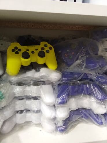Müxtəlif rənglərdə Sony PlayStation 3 üçün simsiz oyun joystikleri. Bu lalafo.az -da Müxtəlif rənglərdə Sony PlayStation 3 üçün simsiz oyun joystikleri. Bu