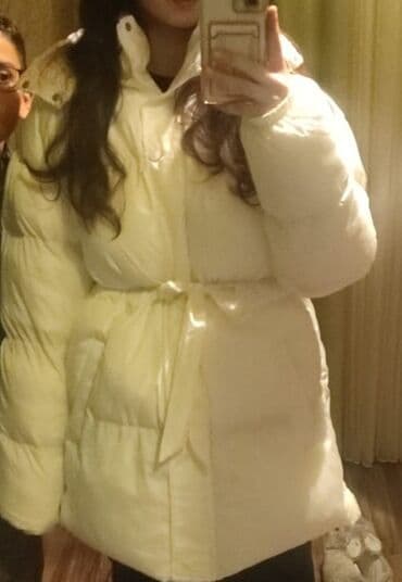 Ağ rəngli qadın şişmə kurtka - Model: qapüşonlu, beldən kəmərli - lalafo.az -da Ağ rəngli qadın şişmə kurtka - Model: qapüşonlu, beldən kəmərli -