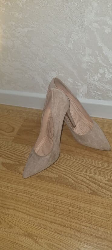 Brend: Julita Model: Klassik qadın tuflisi Rəng: Bej/nude Material lalafo.az -da Brend: Julita Model: Klassik qadın tuflisi Rəng: Bej/nude Material