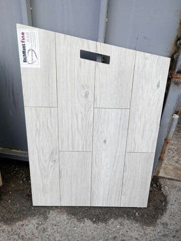 Ağ-boz ağac naxışlı döşəmə kafeli (laminat effekti) - Material lalafo.az -da Ağ-boz ağac naxışlı döşəmə kafeli (laminat effekti) - Material