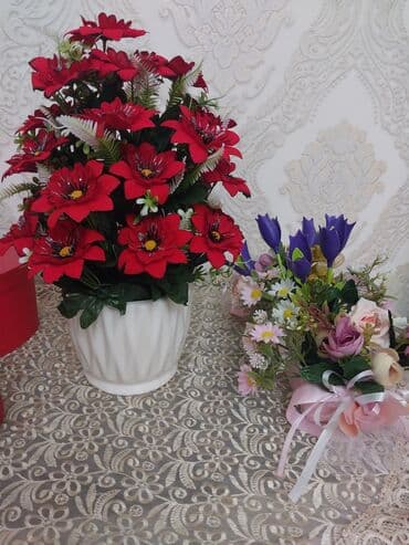 Süni gül kompozisiyaları - Ağ keramika qabda qırmızı çiçəklərdən lalafo.az -da Süni gül kompozisiyaları - Ağ keramika qabda qırmızı çiçəklərdən