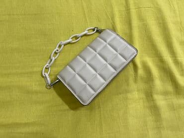 Ağ rəngli qadın çantası - Dizayn: kvadrat tikişli, puff (yastı) lalafo.az -da Ağ rəngli qadın çantası - Dizayn: kvadrat tikişli, puff (yastı)