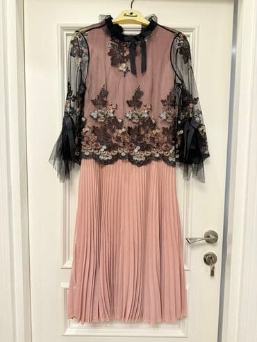 Ölçü- 36. 110man alinib satilir. Zərif və qadınsı dizayna malik midi lalafo.az -da Ölçü- 36. 110man alinib satilir. Zərif və qadınsı dizayna malik midi