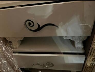 Ağ rəngli, parlaq (laklı) səthə malik 3 çekmeceli tumbadır. Klassik lalafo.az -da Ağ rəngli, parlaq (laklı) səthə malik 3 çekmeceli tumbadır. Klassik