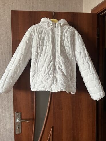 Ağ rəngli yüngül şişmə kapüşonlu jaket - Rəng: Qar-ağ - Model lalafo.az -da Ağ rəngli yüngül şişmə kapüşonlu jaket - Rəng: Qar-ağ - Model