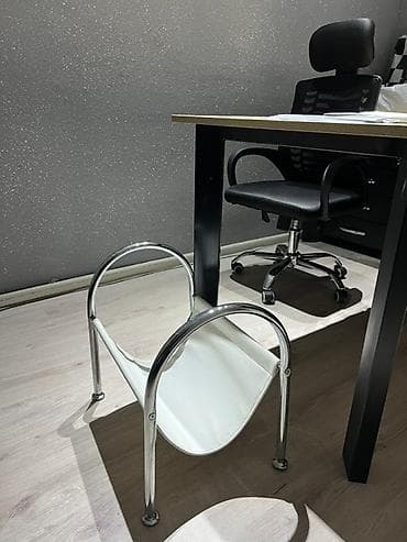 Ağ rəngli parçadan hazırlanmış cib hissəsi olan gümüşü rəngli metal lalafo.az -da Ağ rəngli parçadan hazırlanmış cib hissəsi olan gümüşü rəngli metal