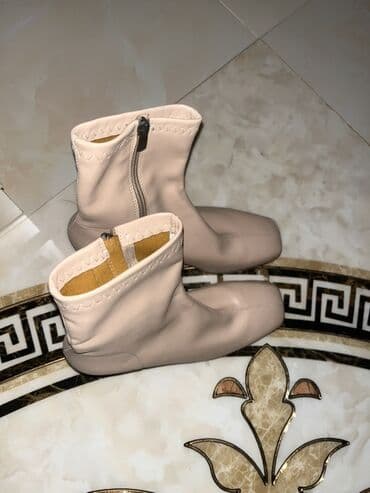 Qadın botları – bej rəng - Model: Dabanlı qısa bot - Rəng: Açıq lalafo.az -da Qadın botları – bej rəng - Model: Dabanlı qısa bot - Rəng: Açıq