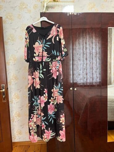 Qara rəngdə, çiçək naxışlı qadın maksi donu. Donun V-yaxası var və lalafo.az -da Qara rəngdə, çiçək naxışlı qadın maksi donu. Donun V-yaxası var və