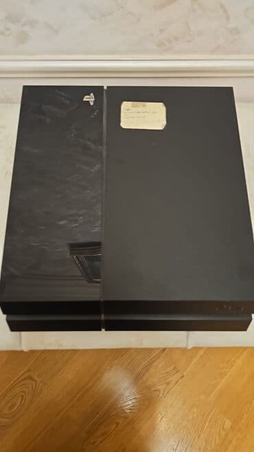 Sony PlayStation 4 (PS4) oyun konsolu Xüsusiyyətlər: - Model: PS4 lalafo.az -da Sony PlayStation 4 (PS4) oyun konsolu Xüsusiyyətlər: - Model: PS4