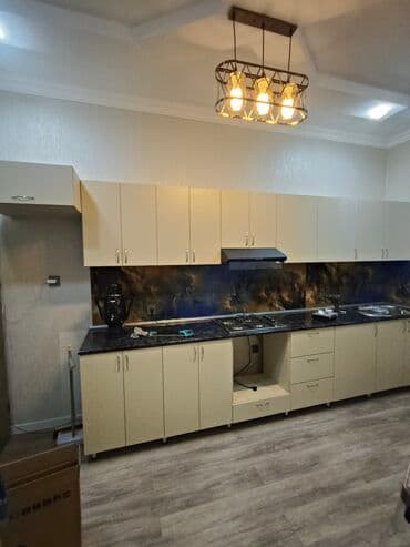 Bej rəngdə, yuxarı və aşağı şkafları olan mətbəx mebeli dəsti. Qara at lalafo.az Bej rəngdə, yuxarı və aşağı şkafları olan mətbəx mebeli dəsti. Qara