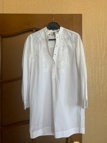 Ağ rəngli, uzunqol, düyməli, zərif naxışlı tunik. Yüngül materialı lalafo.az -da Ağ rəngli, uzunqol, düyməli, zərif naxışlı tunik. Yüngül materialı